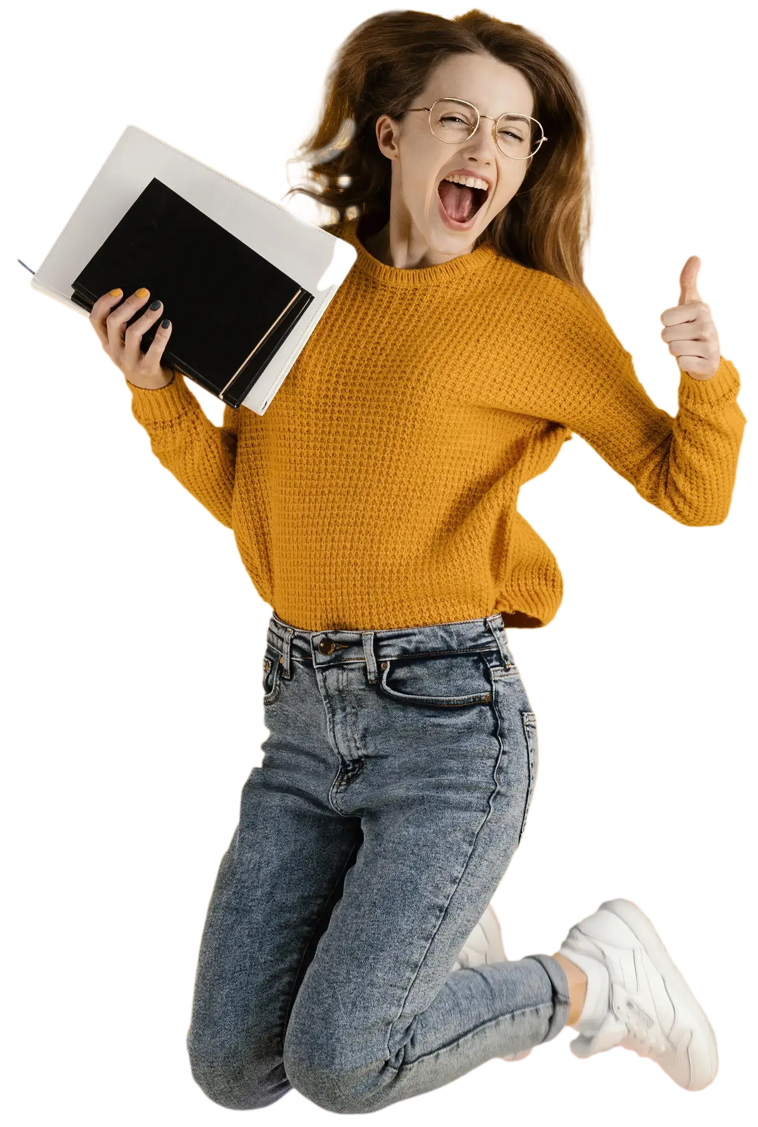 Junge Frau mit Büchern in der hand springt hoch, lacht und zeigt einen Daumen nach oben.